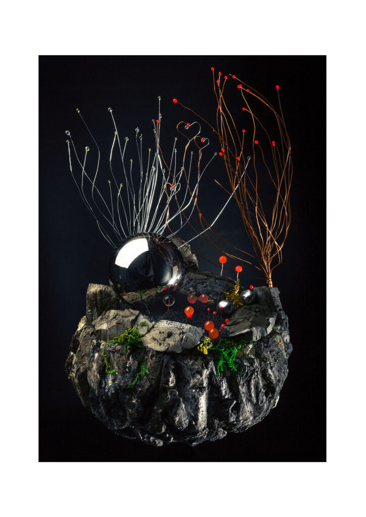 KOI NO YOKAN Proyecto UKIYO -  iluminación del cristal, metal y textura rugosa.